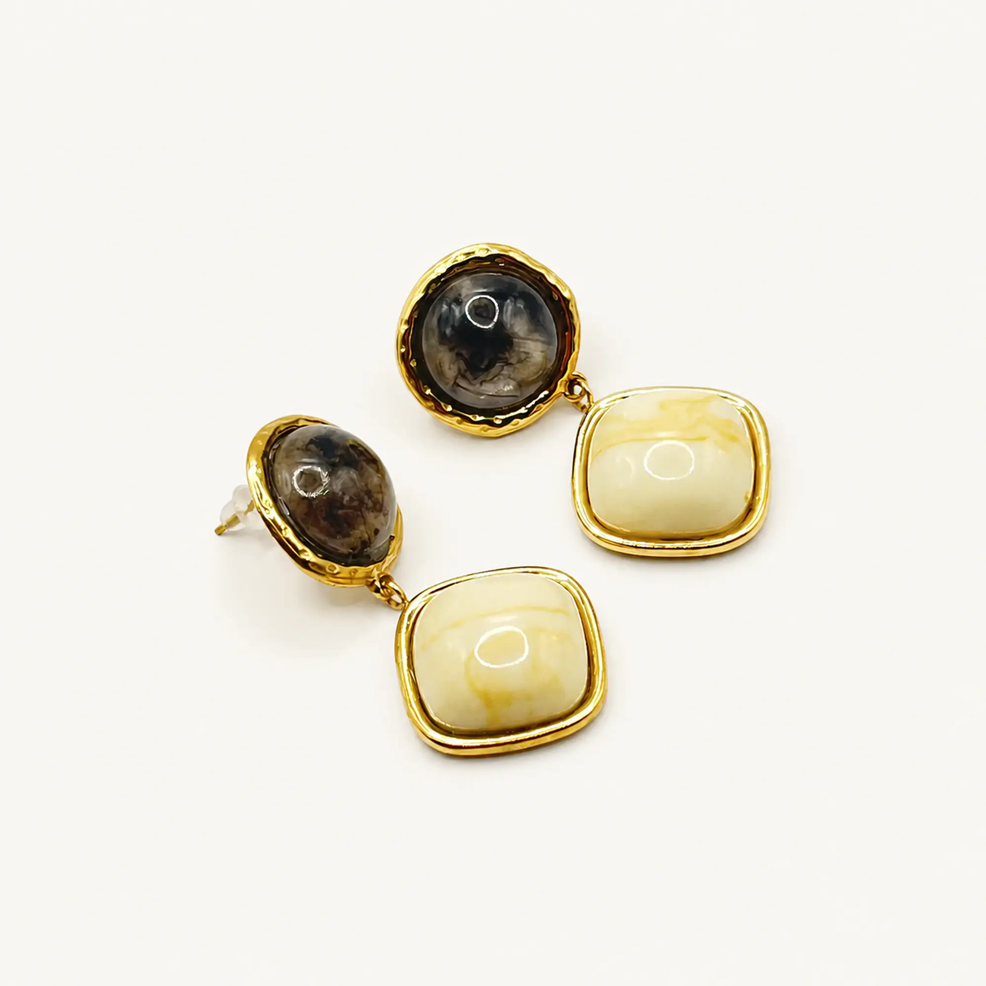 Aros de acero quirúrgico dorados con piedras marmoleadas 1