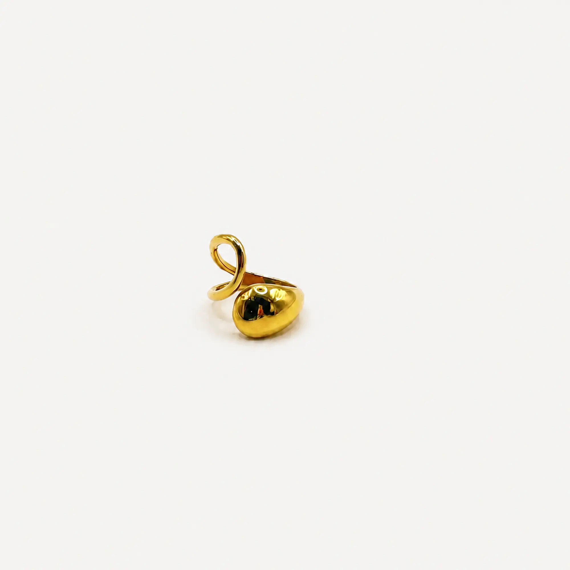 Anillo dorado escultural 2