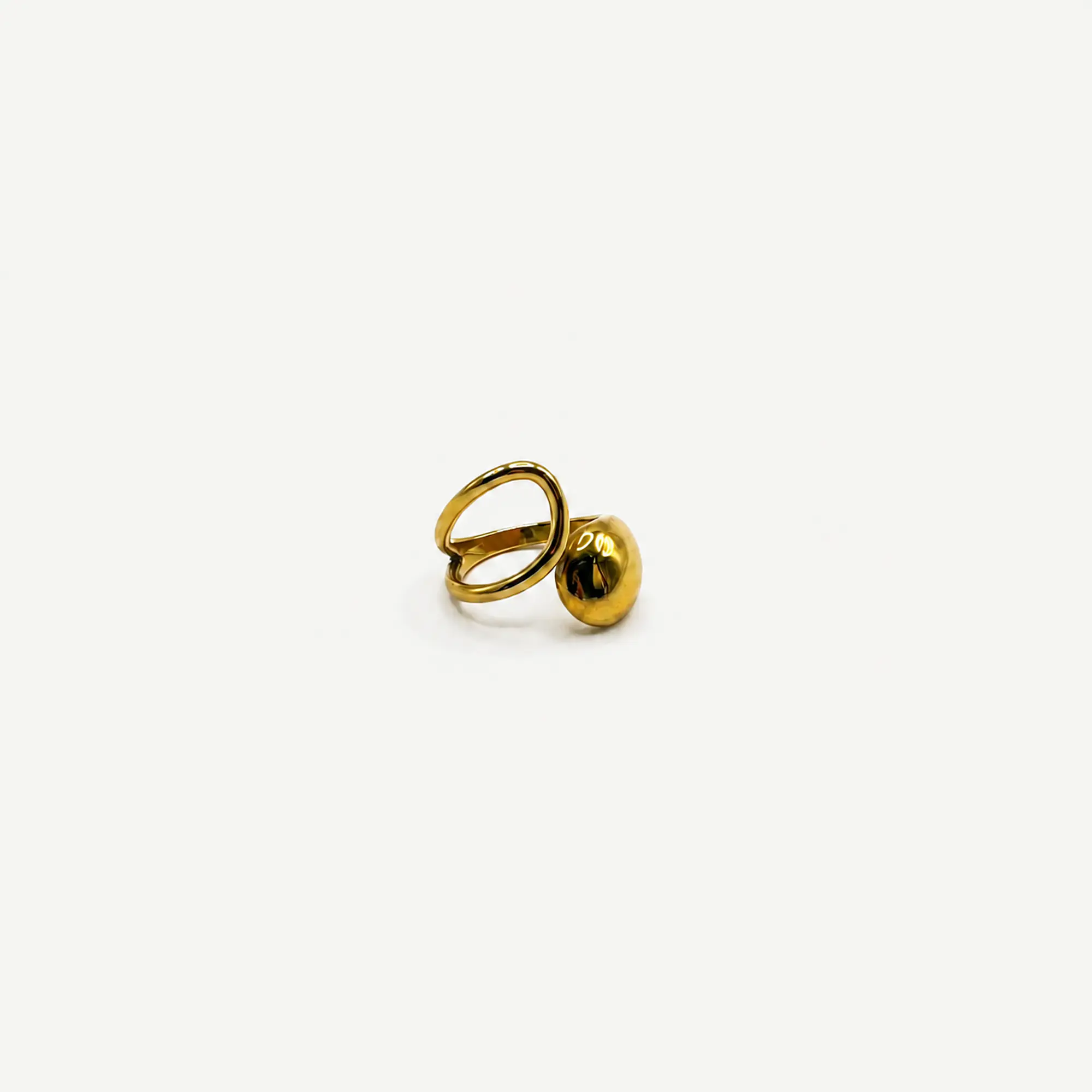 Anillo dorado escultural 1