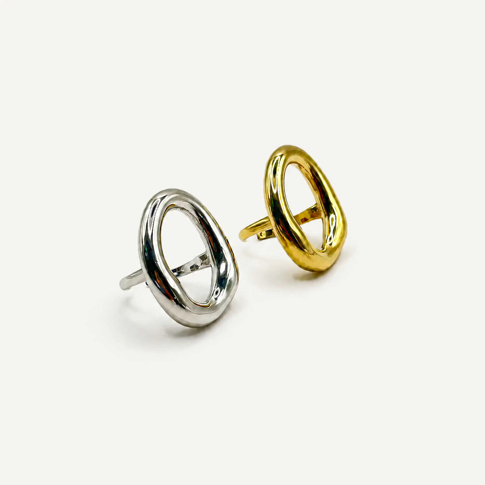 Anillo plateado ovalado orgánico 2