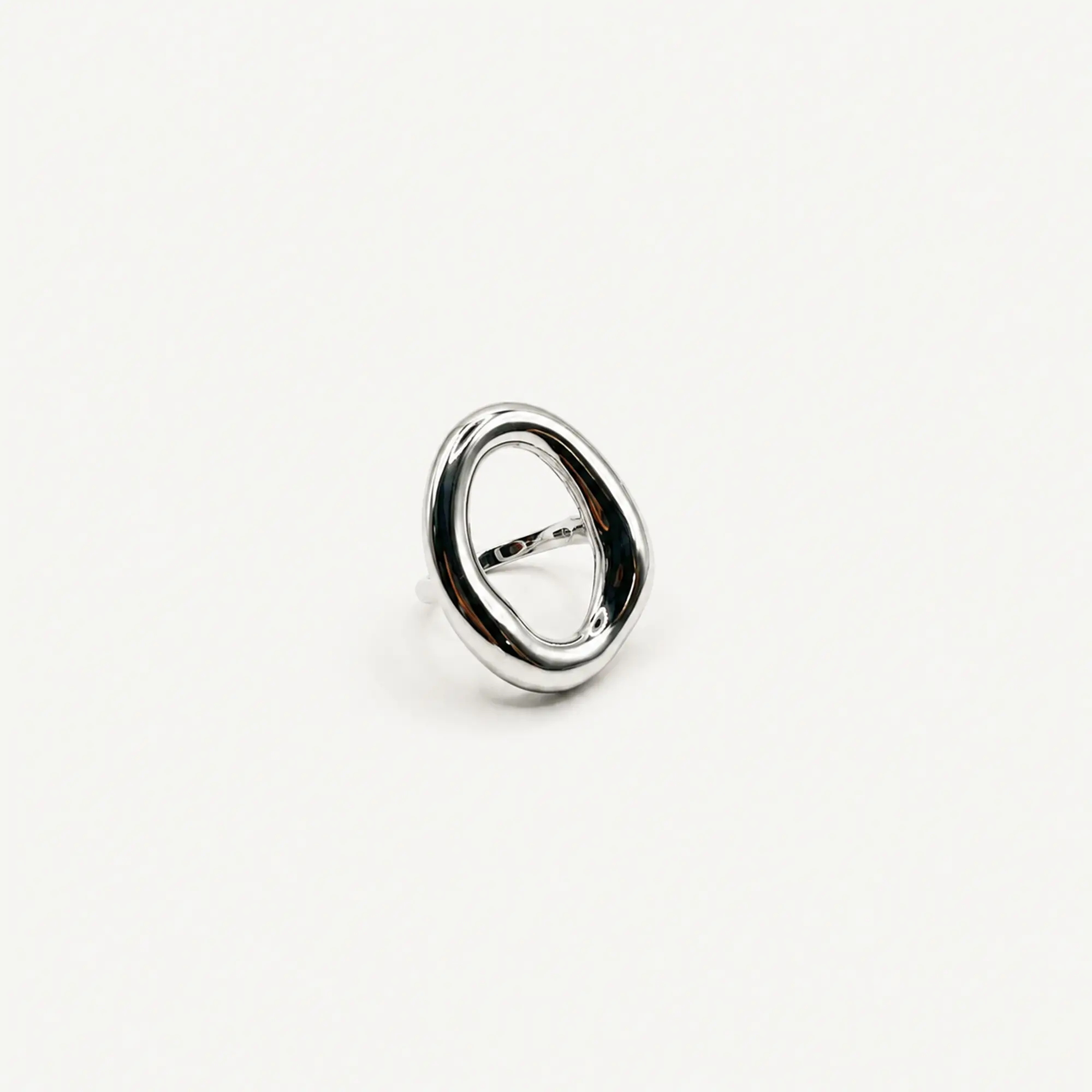 Anillo plateado ovalado orgánico 1
