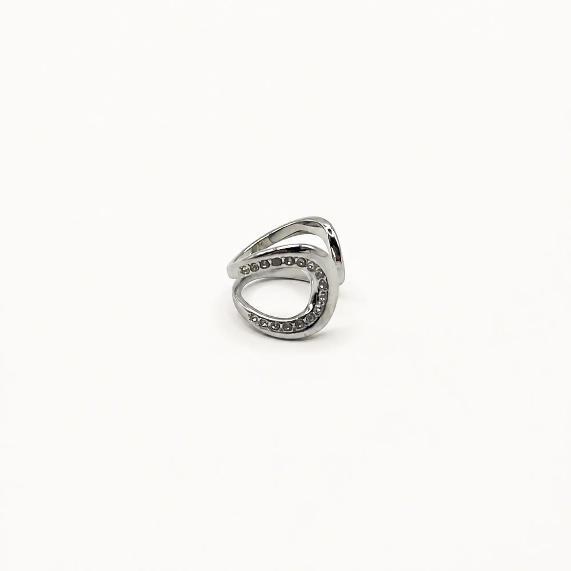 Anillo ajustable plateado con cristales curvos 2