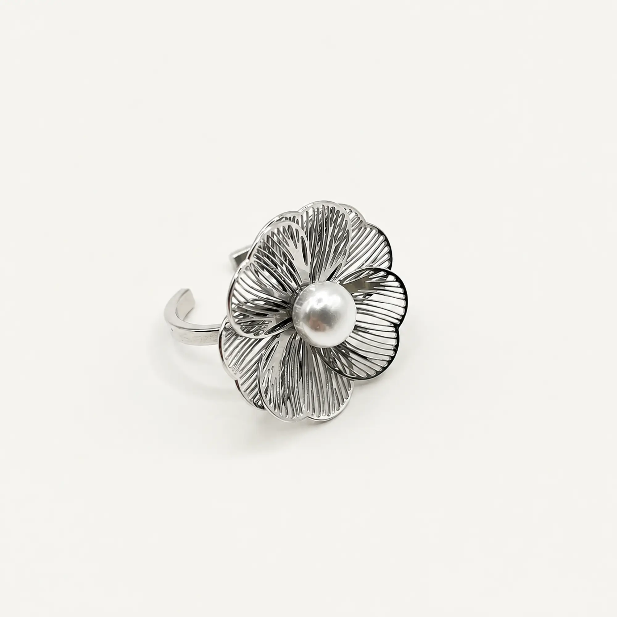 Anillo ajustable flor plateada con perla 1