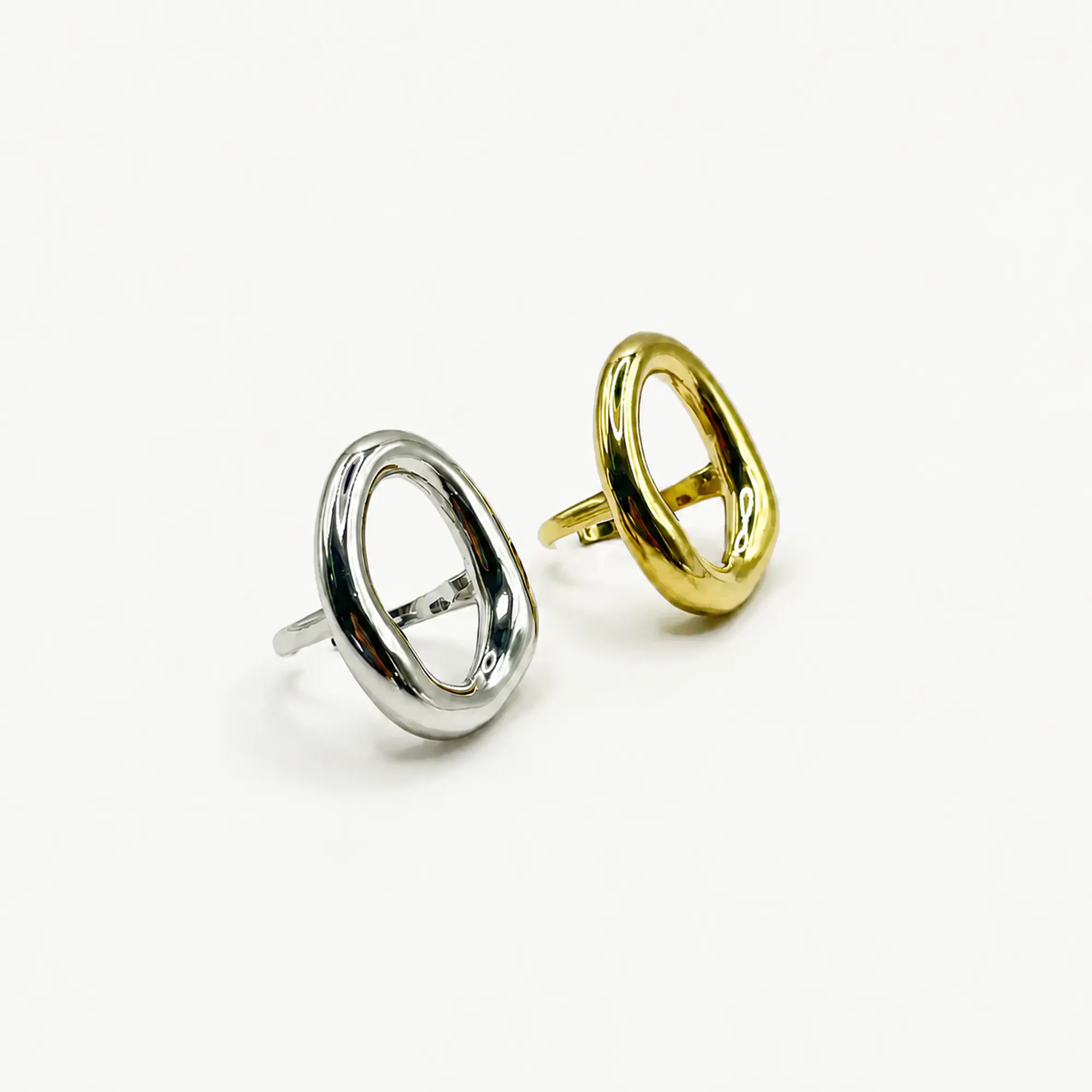 Anillo ajustable dorado ovalado orgánico 2