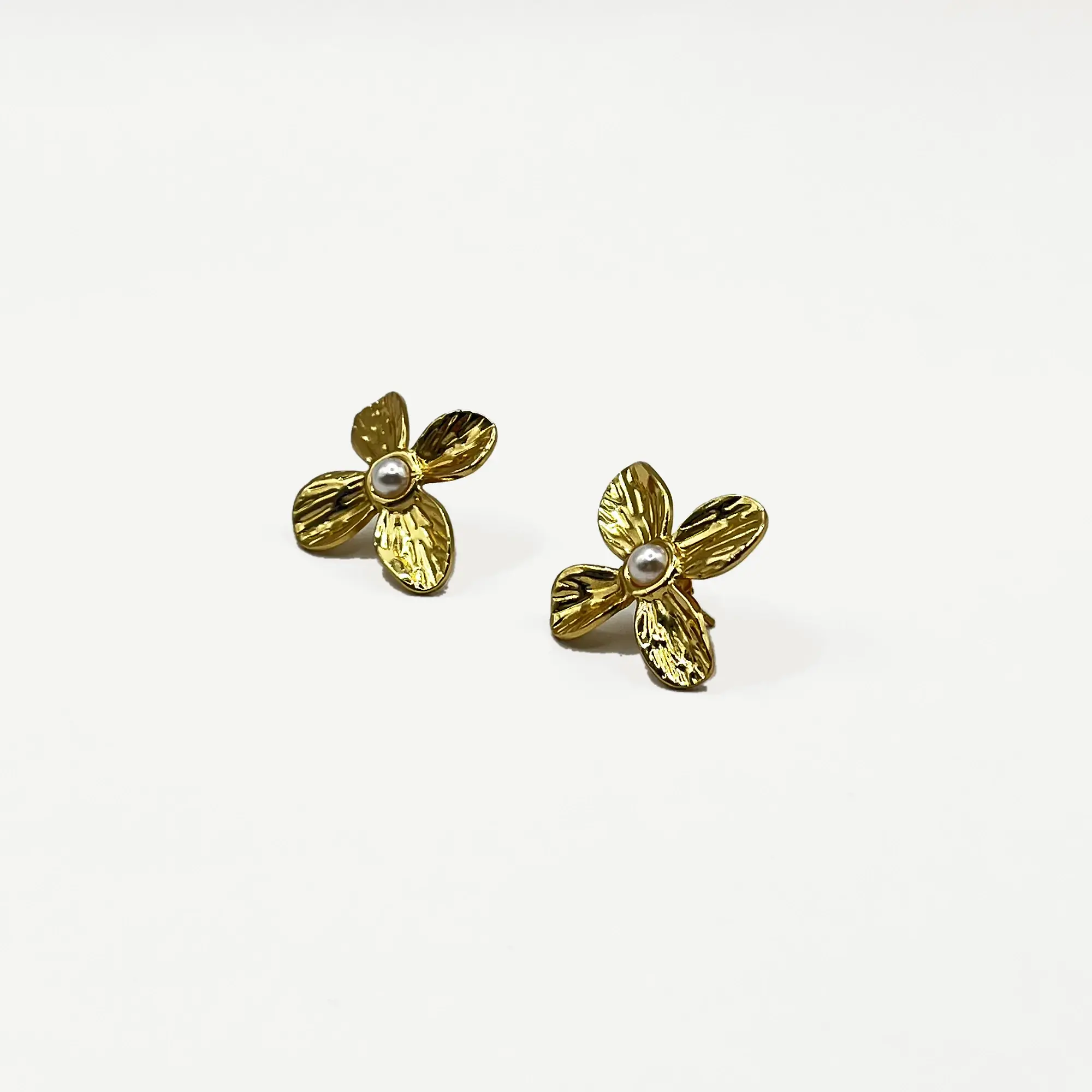 Aros de acero quirúrgico de flor dorada con perla 2