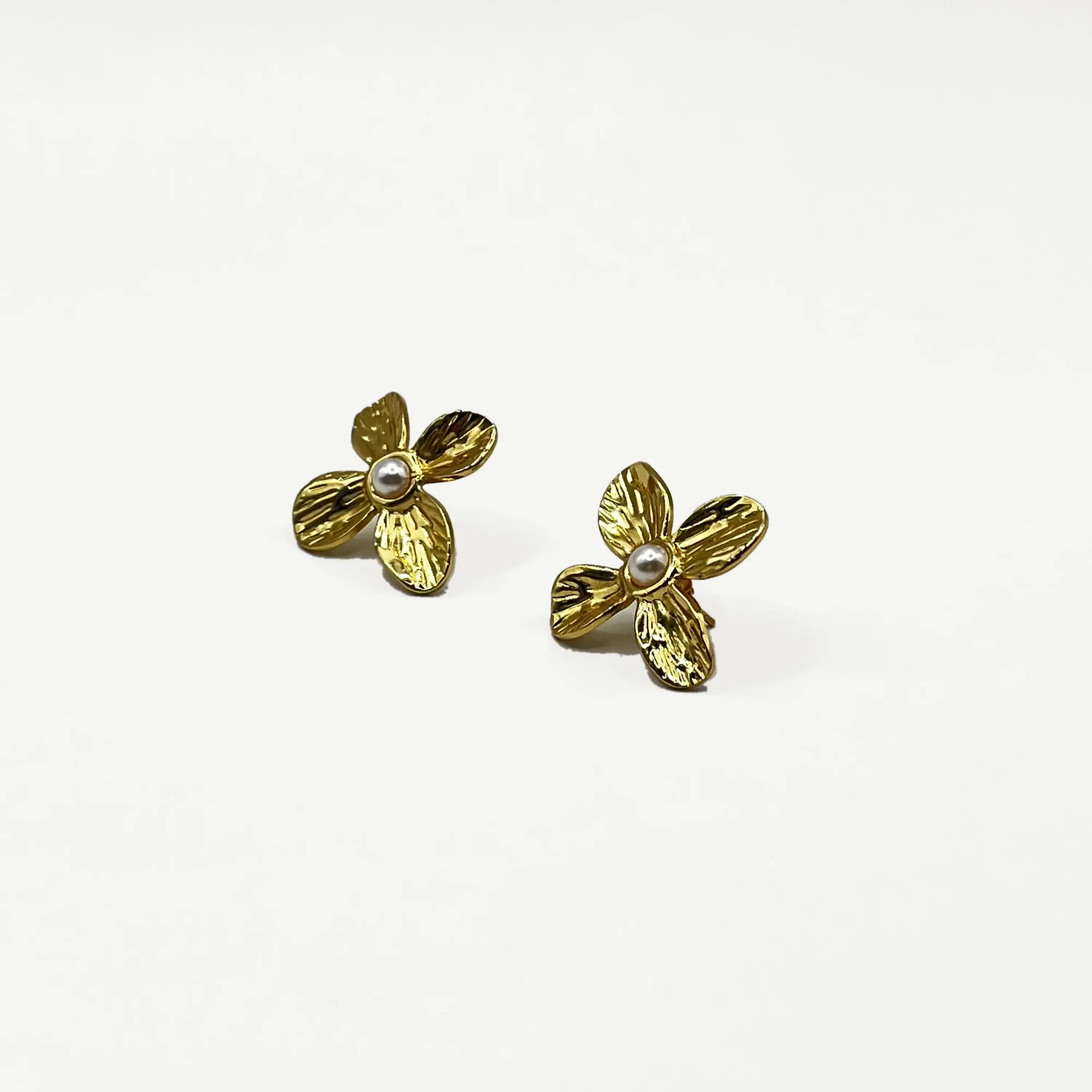Aros de acero quirúrgico de flor dorada con perla 2