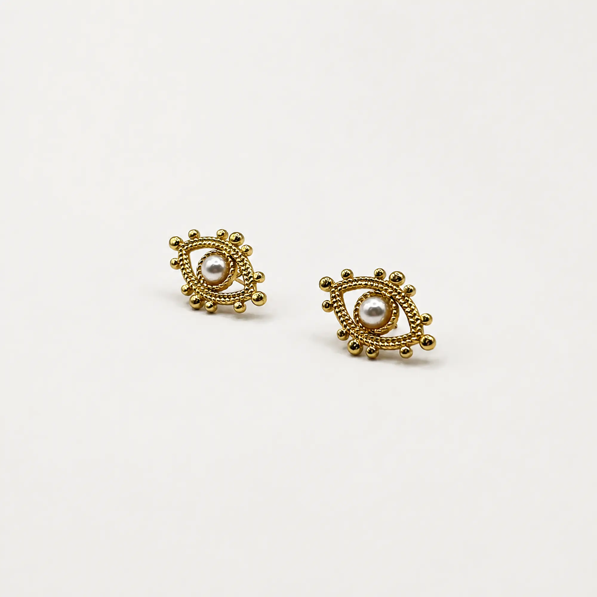 Aros de acero quirúrgico de ojos perla dorados 1
