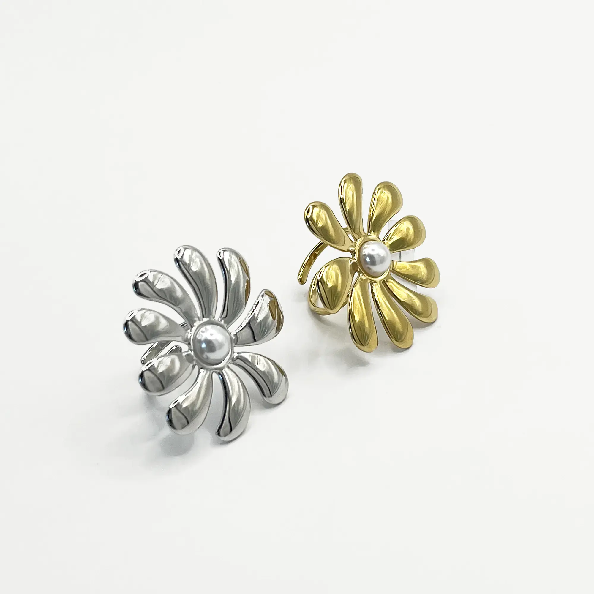 Anillo flor plateada con perla 2