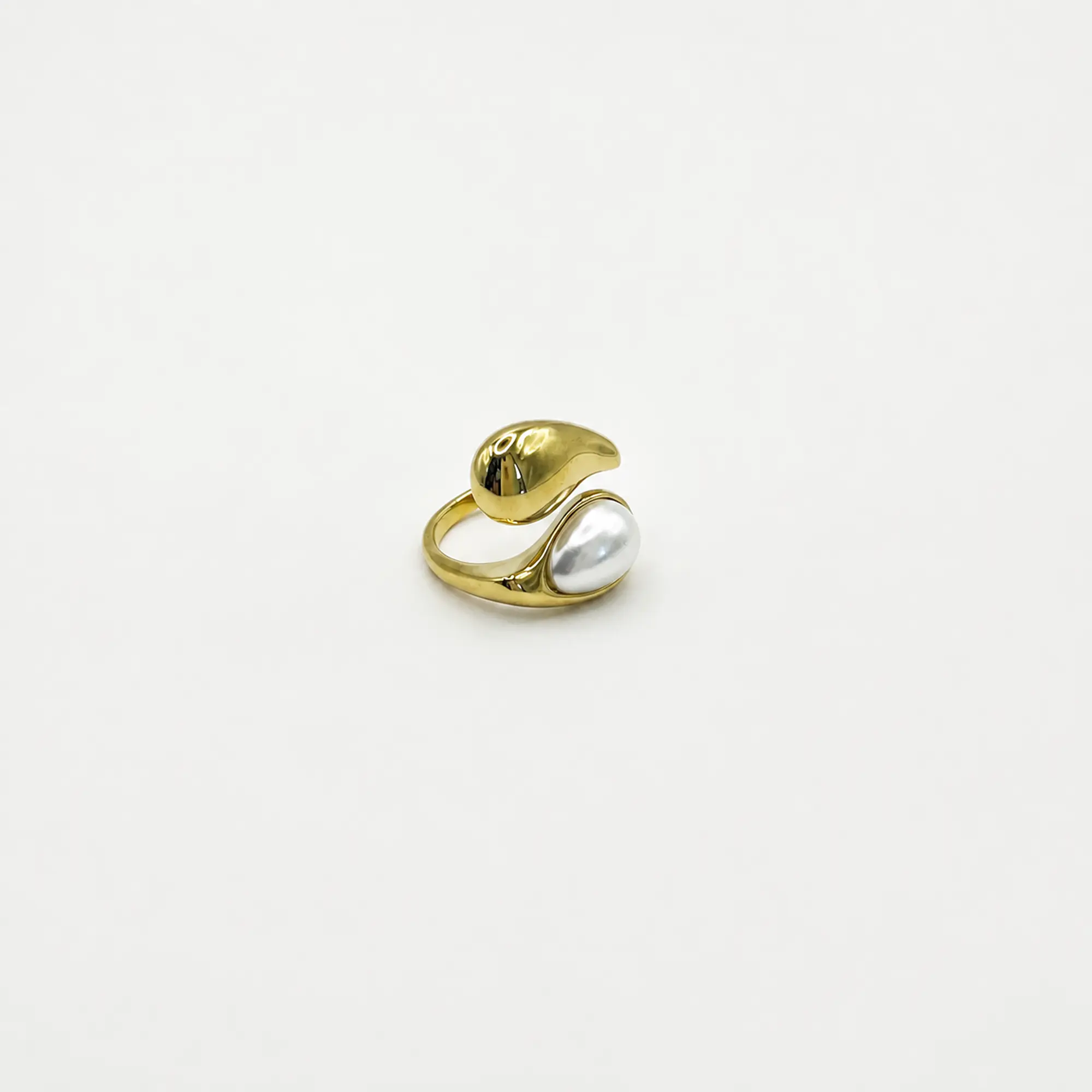 Anillo ajustable dorado con perla ovalada 1