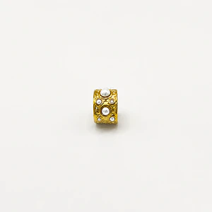 Anillo ajustable dorado con perlas