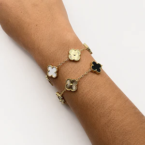 Pulsera de acero quirúrgico y nácar con flores blancas y doradas