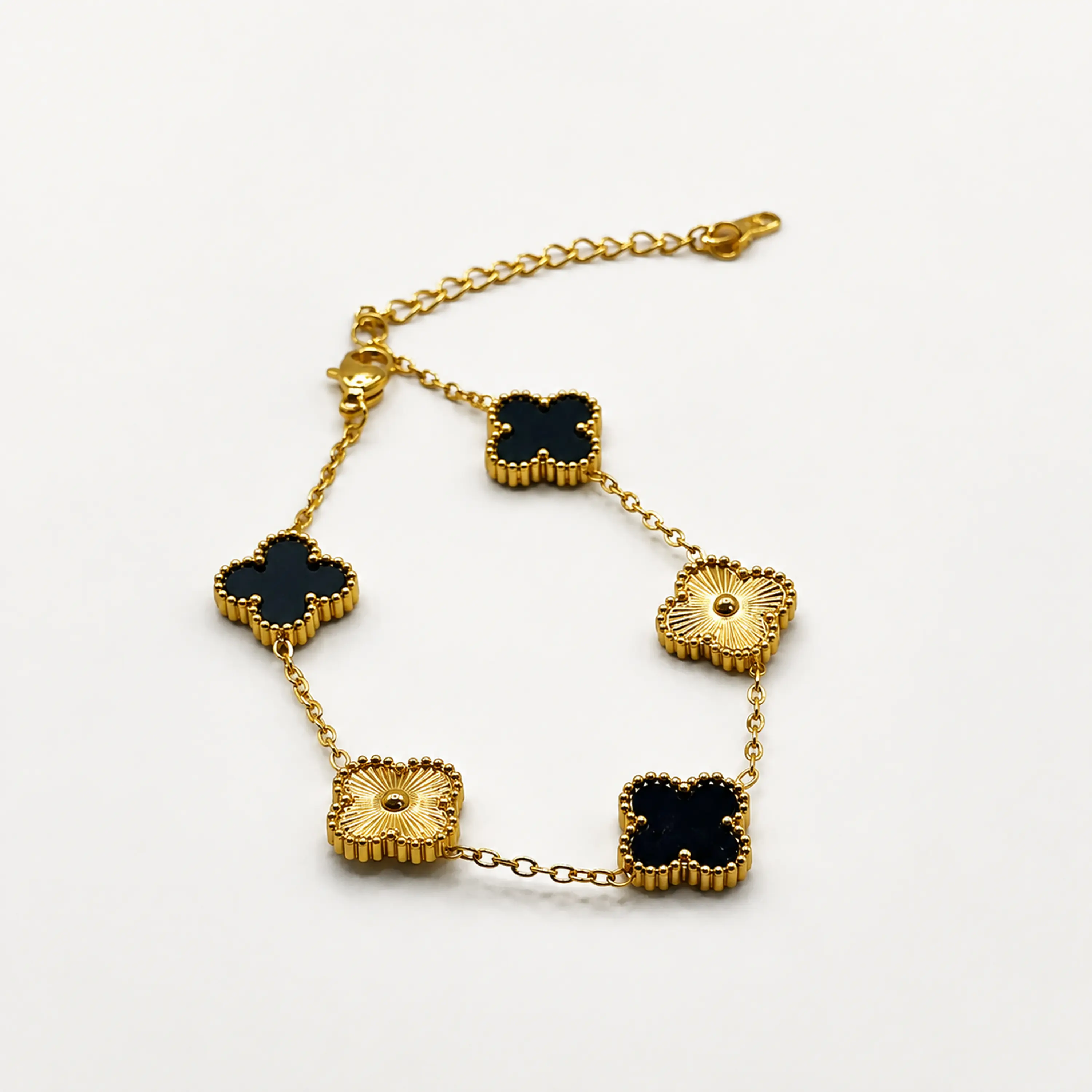 Pulsera de acero quirúrgico y nácar con flores negras y doradas 3