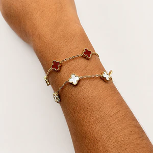 Pulsera de acero quirúrgico y nácar con flores blancas