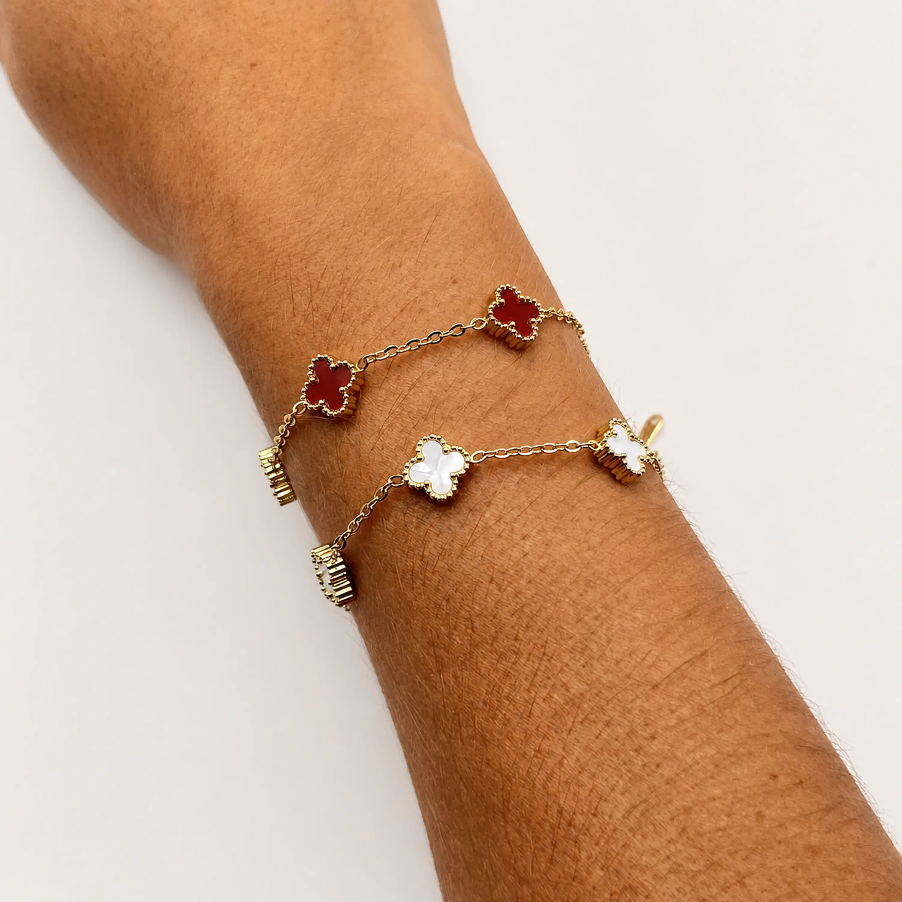 Pulsera de acero quirúrgico y nácar con flores rojas 2