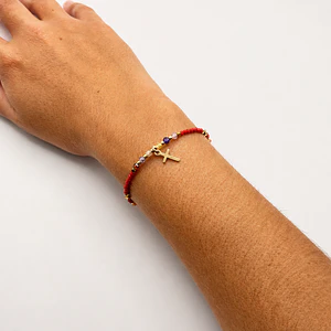 Pulsera de acero quirúrgico roja con cruz dorada