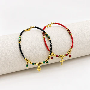 Pulsera de acero quirúrgico roja con cruz dorada