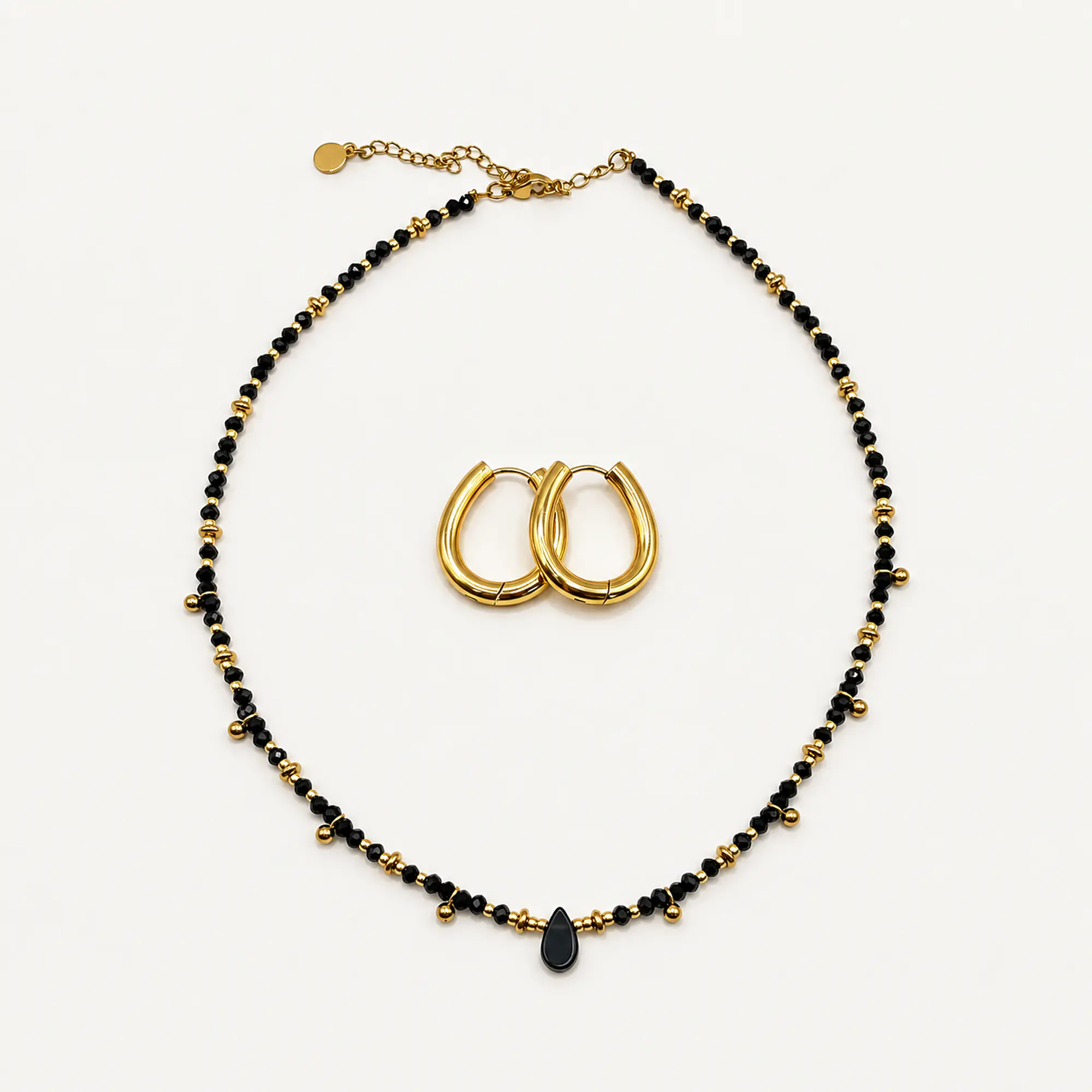 Conjunto de acero quirúrgico con choker de cristales negros y argollas doradas 1