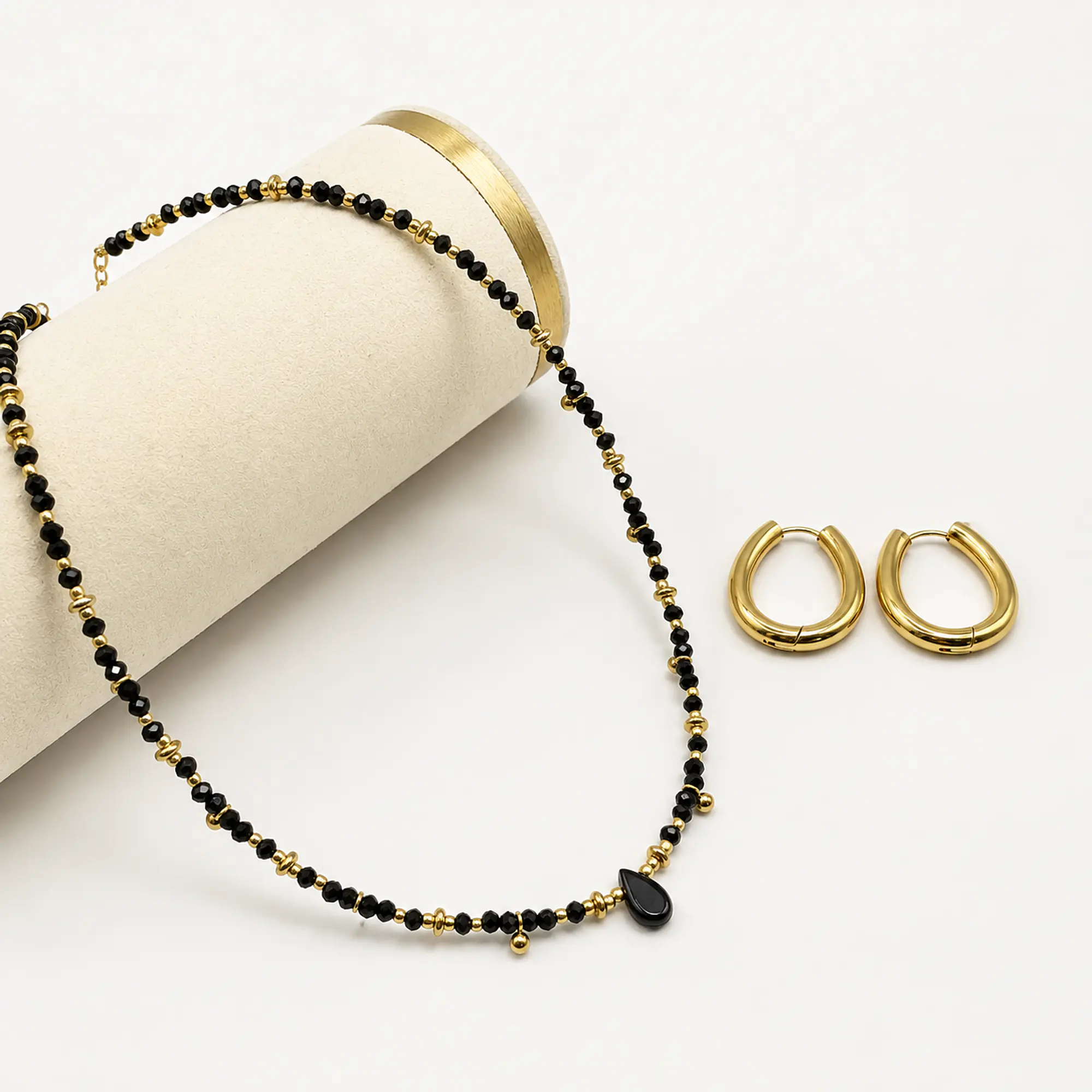 Conjunto de acero quirúrgico con choker de cristales negros y argollas doradas 2