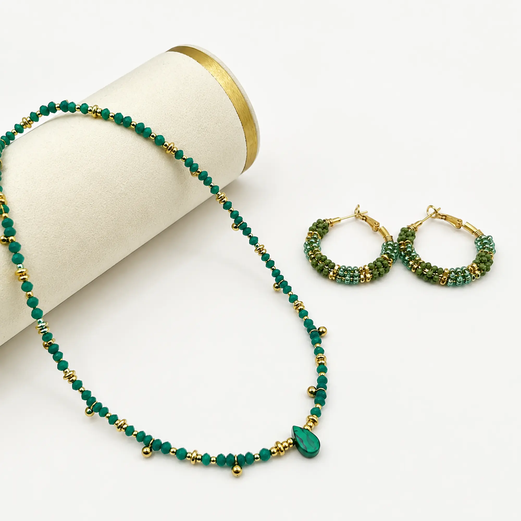 Conjunto de acero quirúrgico con choker verde y argollas tejidas 2