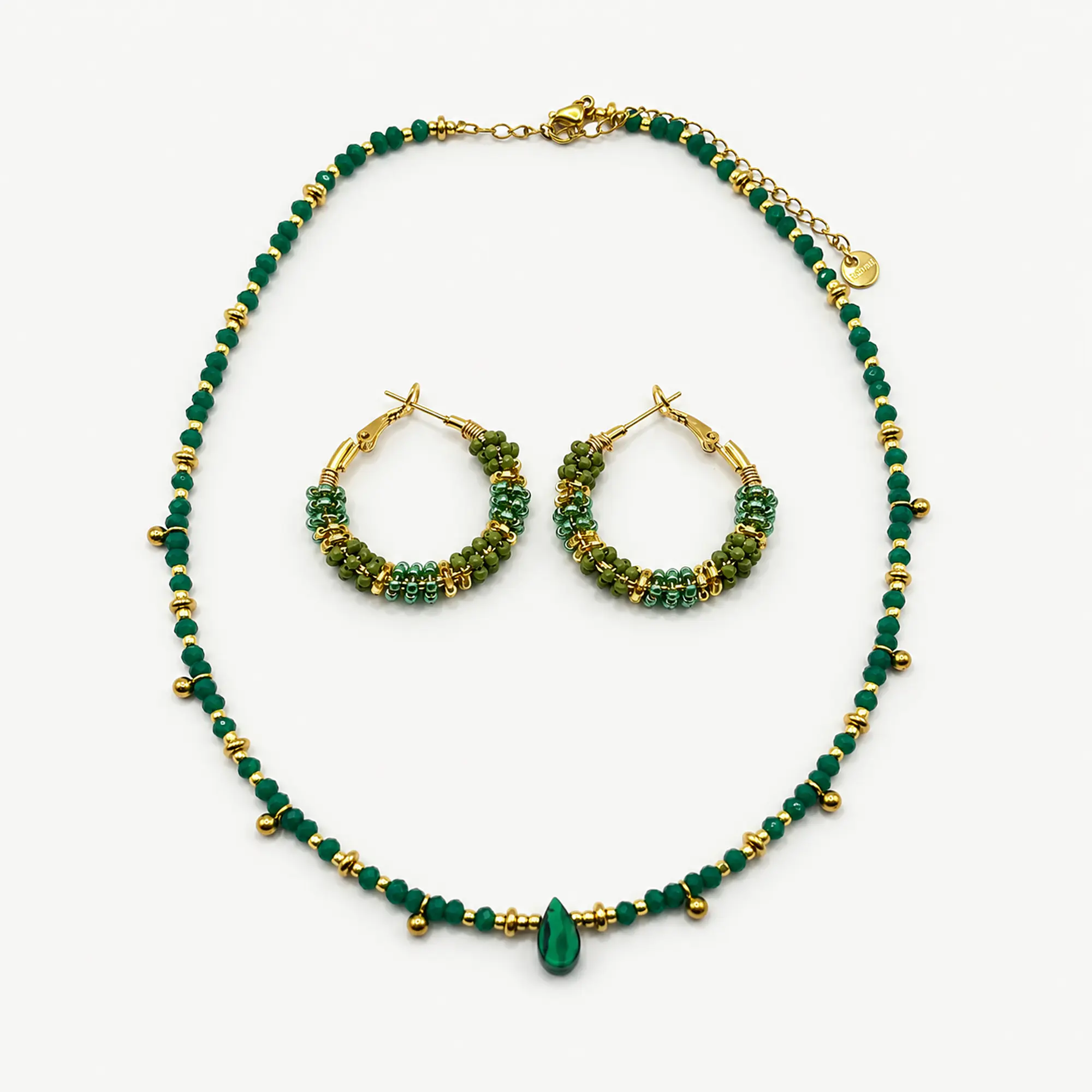 Conjunto de acero quirúrgico con choker verde y argollas tejidas 1