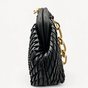 Cartera con cadena negra