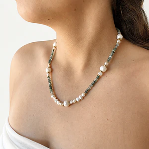 Collar de acero quirúrgico con perlas de río y piedras verdes
