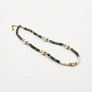 Collar de acero quirúrgico con perlas de río y piedras verdes