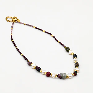 Collar de acero quirúrgico con perlas de río y piedras burdeo