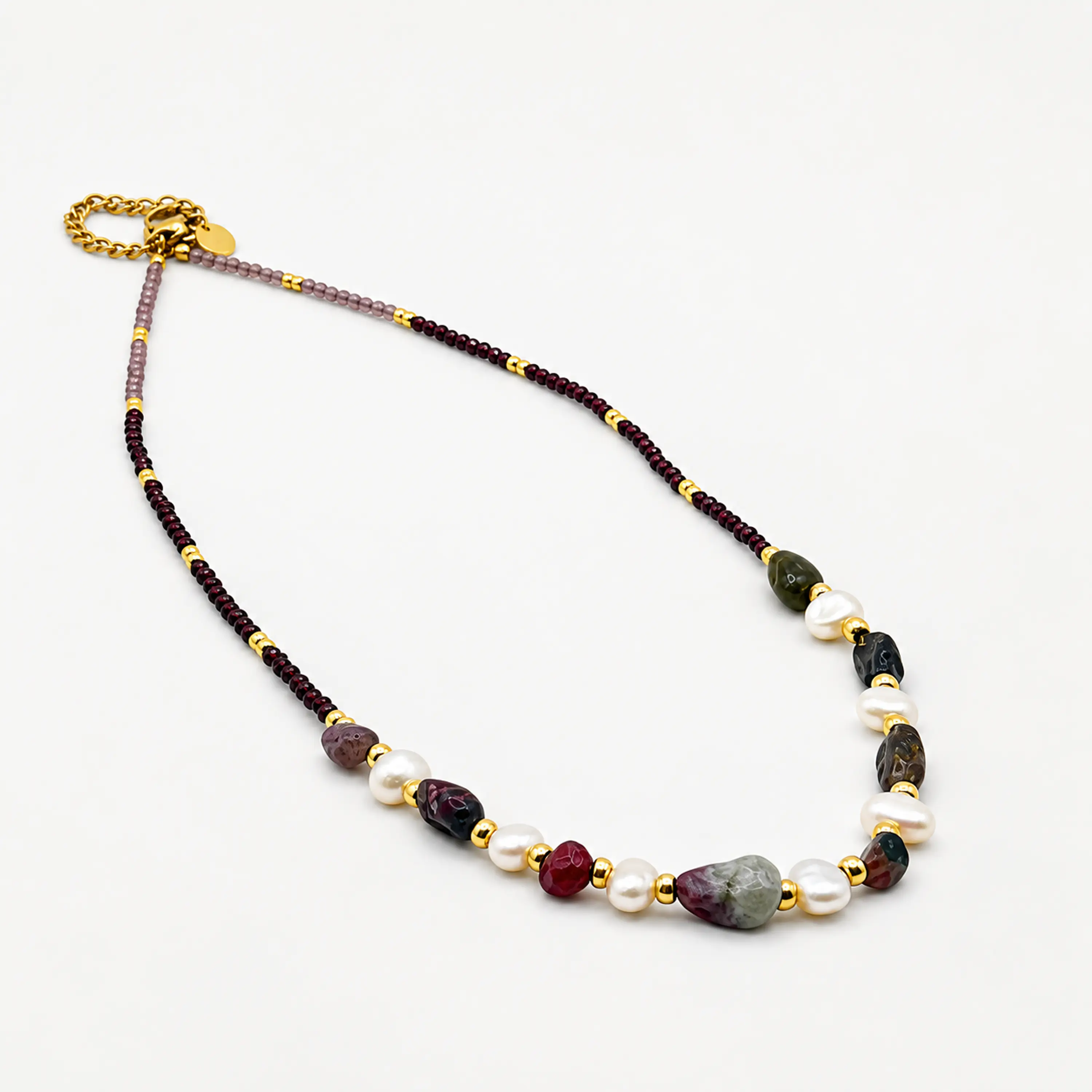 Collar de acero quirúrgico con perlas de río y piedras burdeo 1