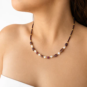 Collar de acero quirúrgico con perlas de río y piedras burdeo