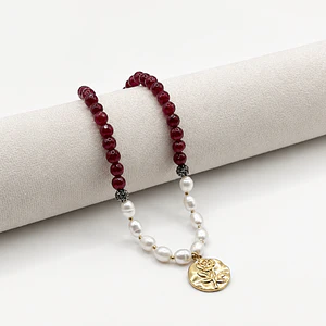 Collar de acero quirúrgico con perlas de río, piedras burdeo y dije de rosa