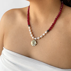 Collar de acero quirúrgico con perlas de río, piedras burdeo y dije de rosa