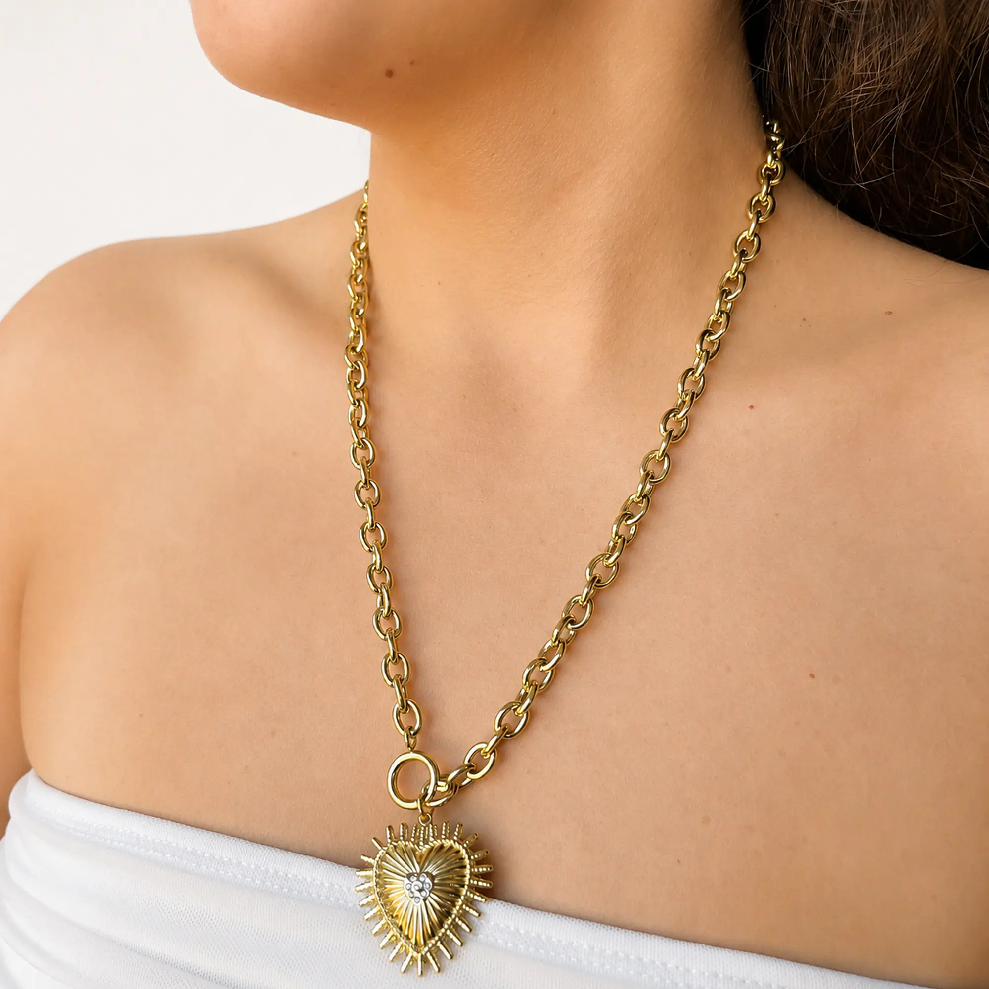 Collar de acero quirúrgico dorado de cadena con corazón sagrado 2