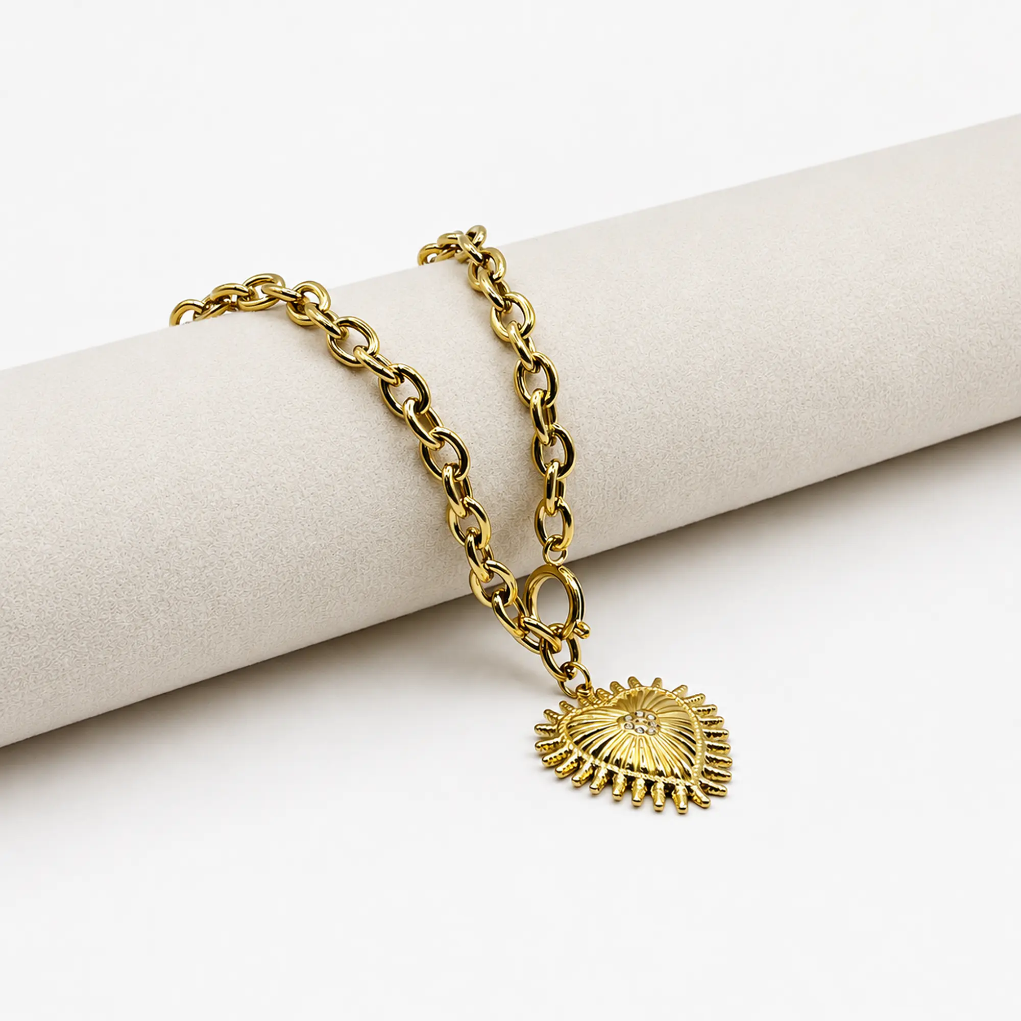 Collar de acero quirúrgico dorado de cadena con corazón sagrado 1