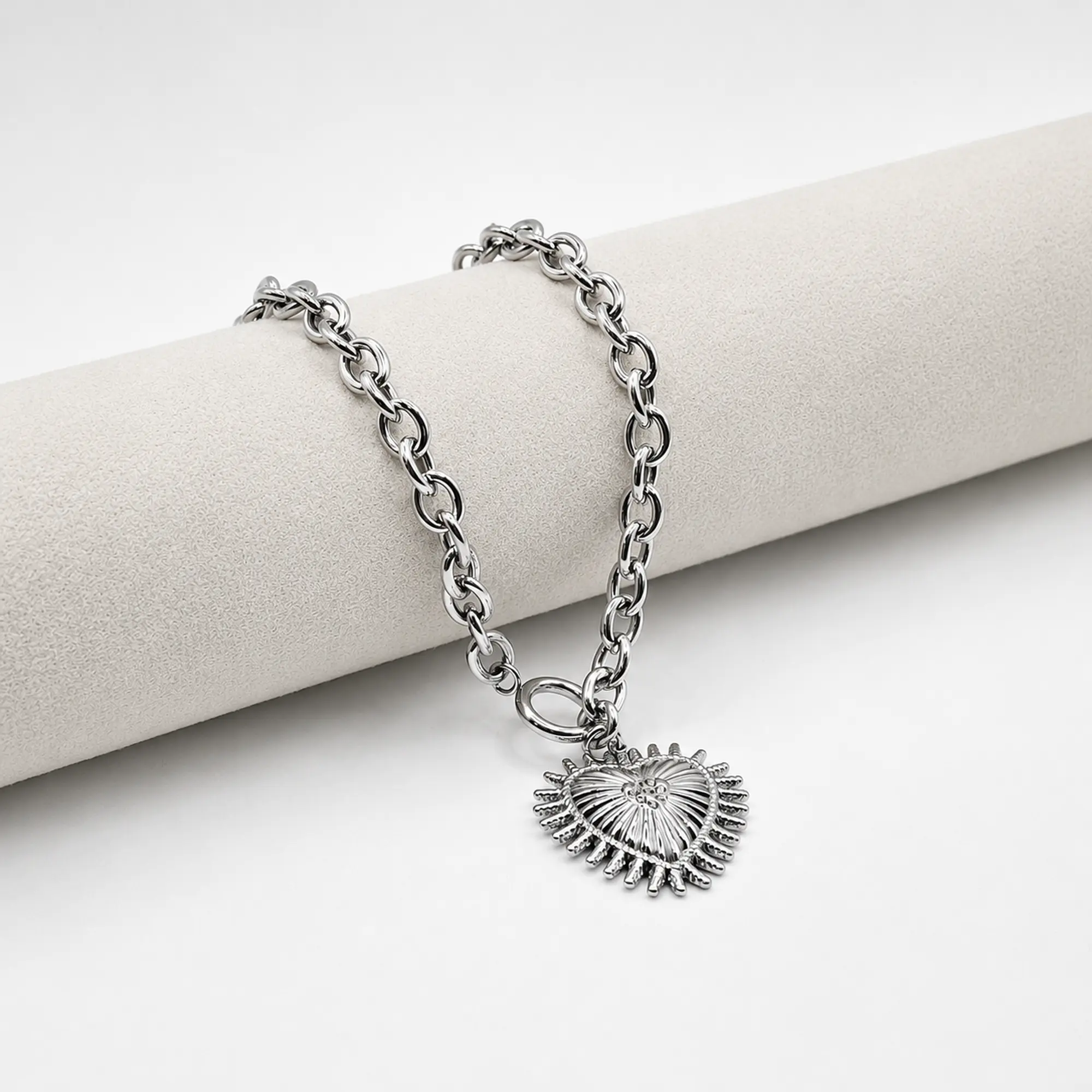 Collar de acero quirúrgico plateado de cadena con corazón sagrado 3