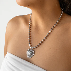Collar de acero quirúrgico plateado de esferas con corazón sagrado
