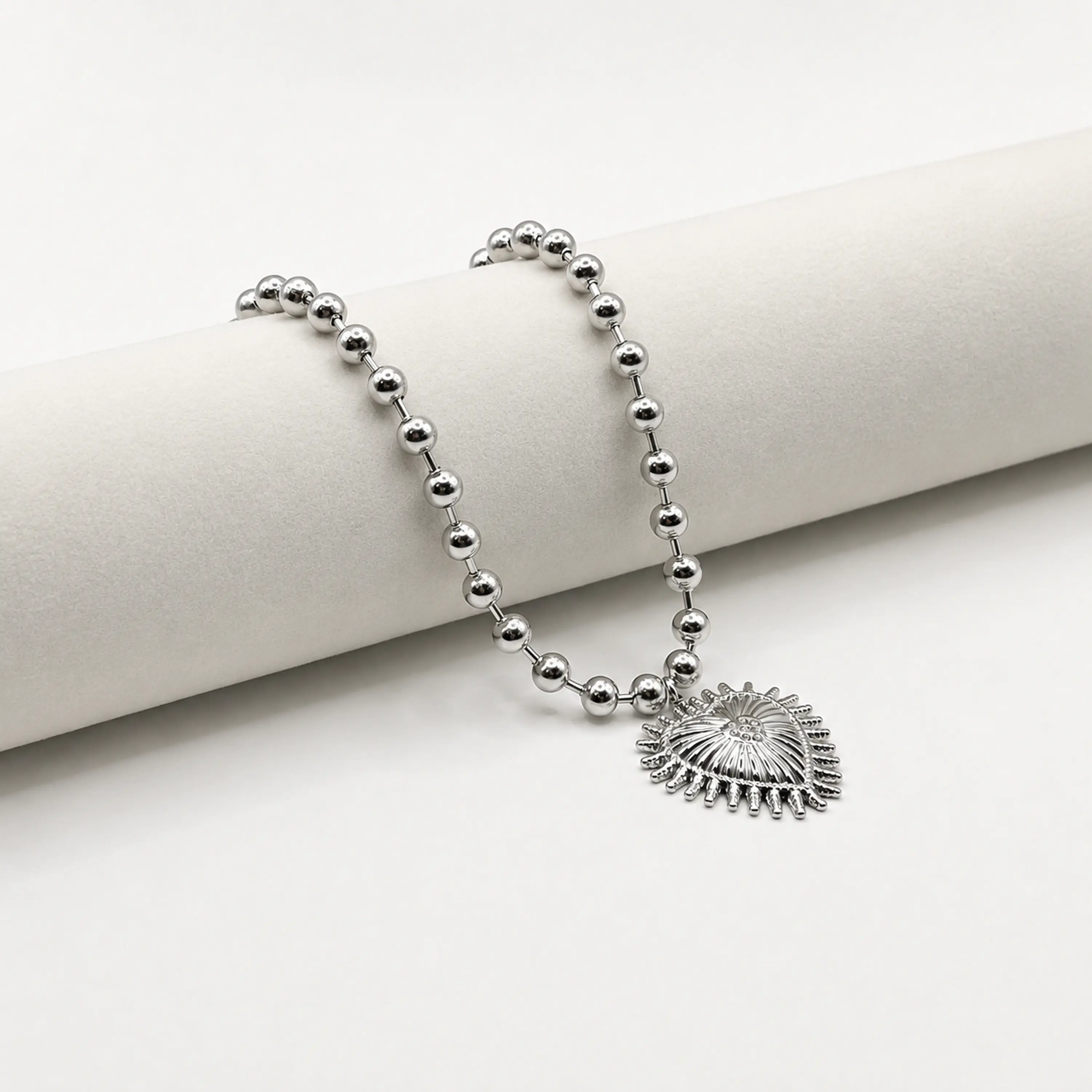 Collar de acero quirúrgico plateado de esferas con corazón sagrado 3