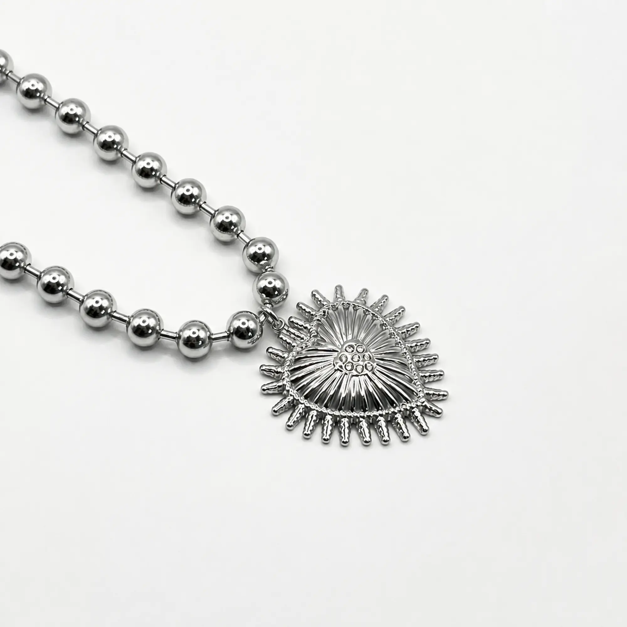 Collar de acero quirúrgico plateado de esferas con corazón sagrado 1
