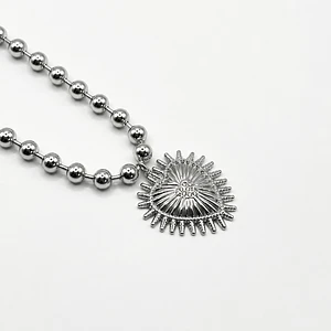 Collar de acero quirúrgico plateado de esferas con corazón sagrado