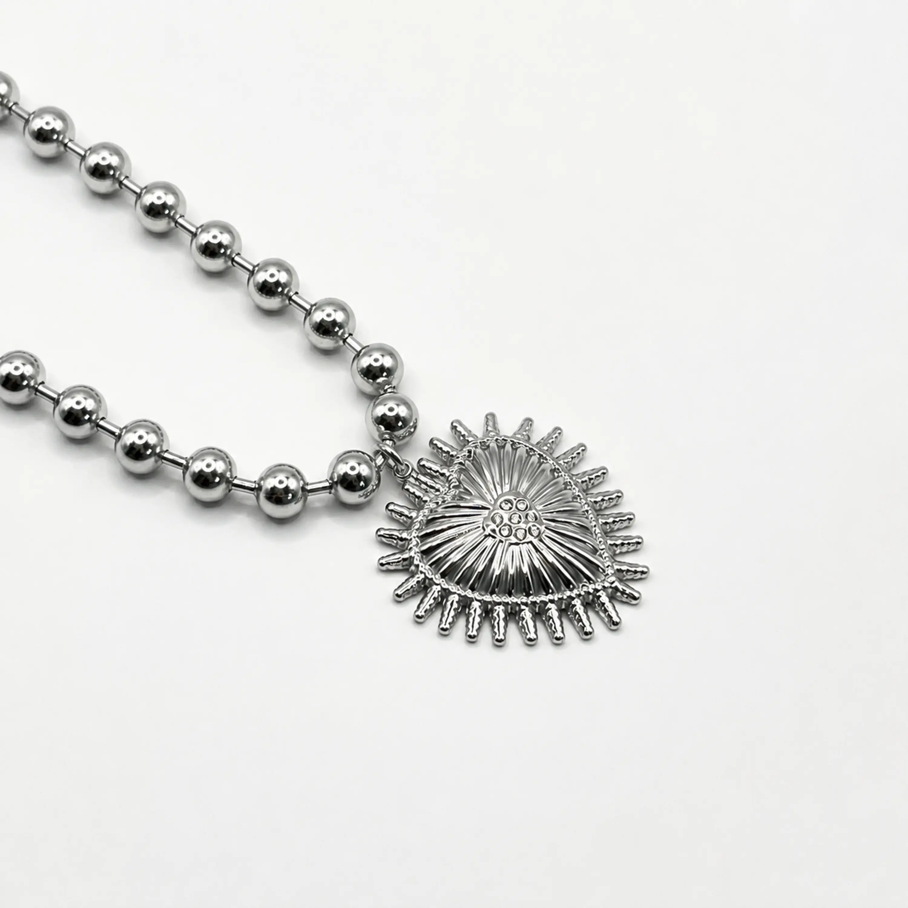 Collar de acero quirúrgico plateado de esferas con corazón sagrado 1