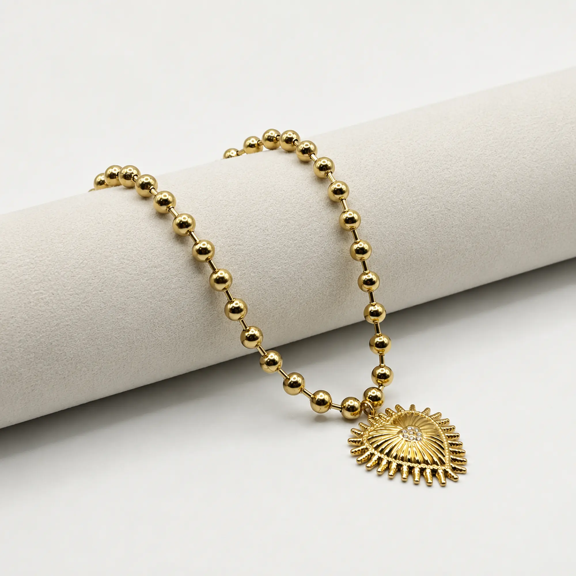 Collar de acero quirúrgico dorado de esferas con corazón sagrado 1