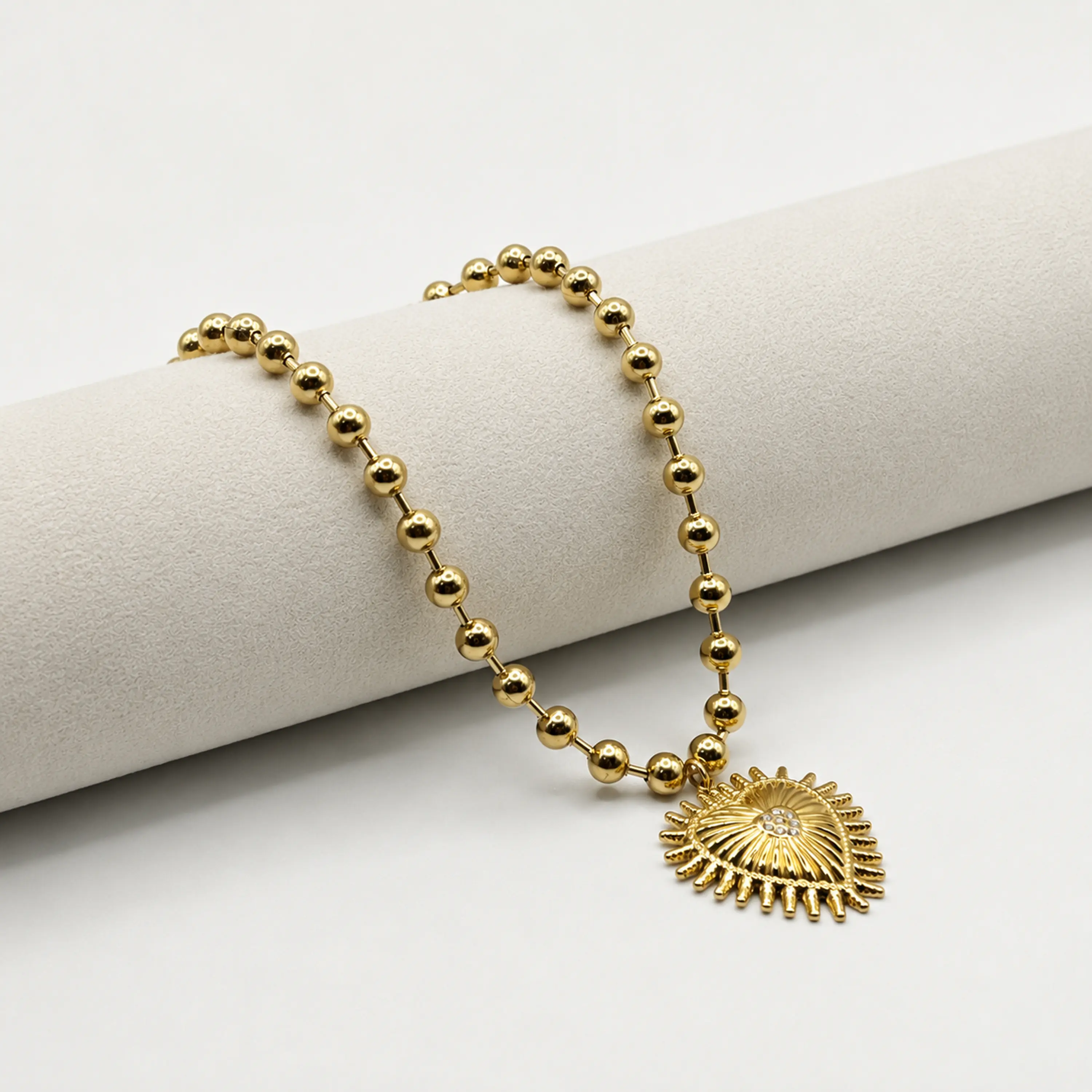 Collar de acero quirúrgico dorado de esferas con corazón sagrado 1