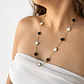 Collar de acero quirúrgico y nácar con flores blancas y negras - Miniatura 2