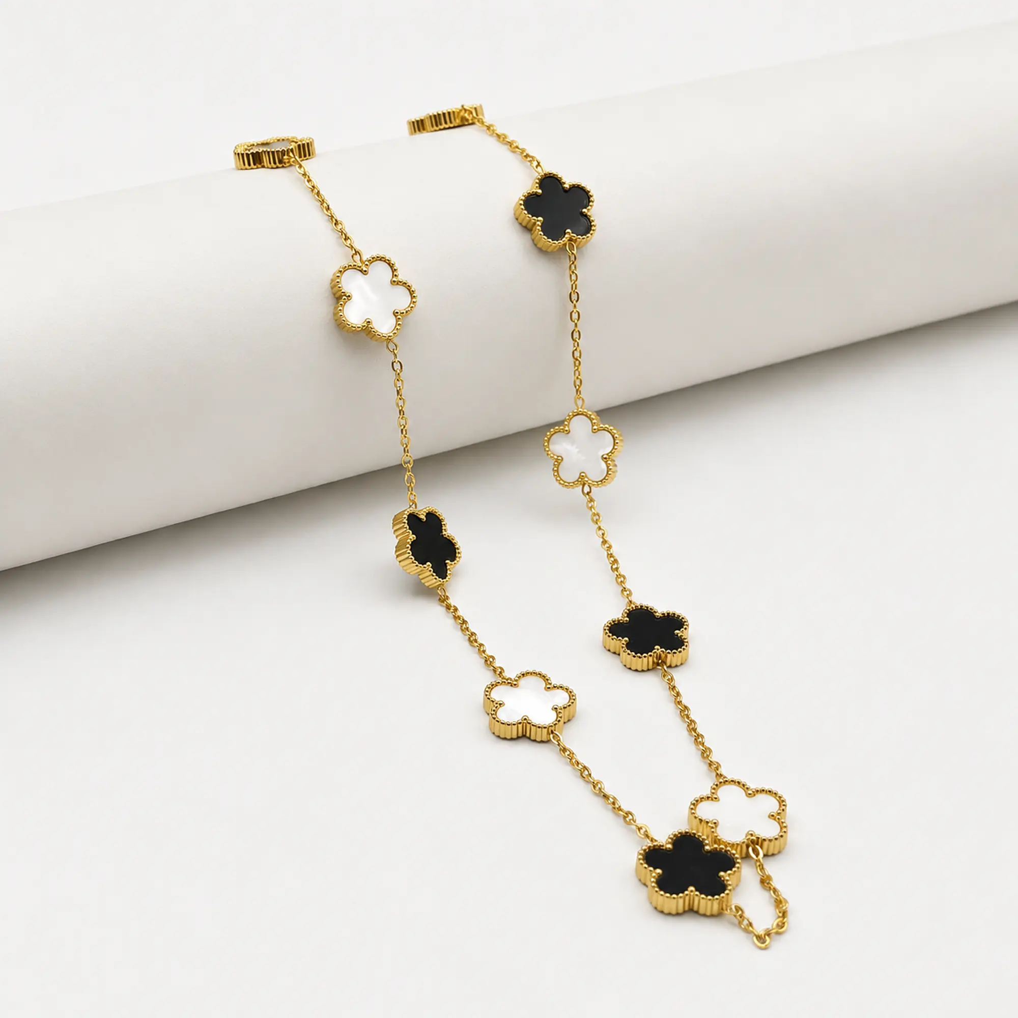 Collar de acero quirúrgico y nácar con flores blancas y negras 1