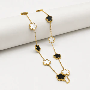 Collar de acero quirúrgico y nácar con flores blancas y negras