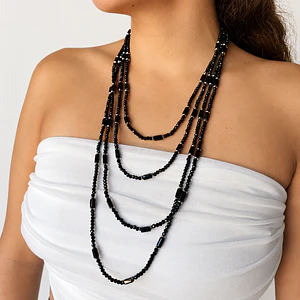 Collar de fantasía negro brillante de cuatro vueltas
