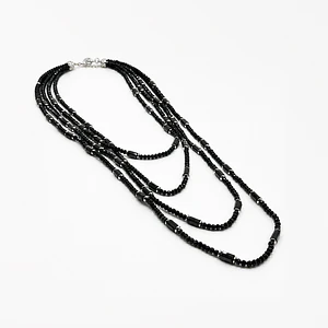 Collar de fantasía negro brillante de cuatro vueltas