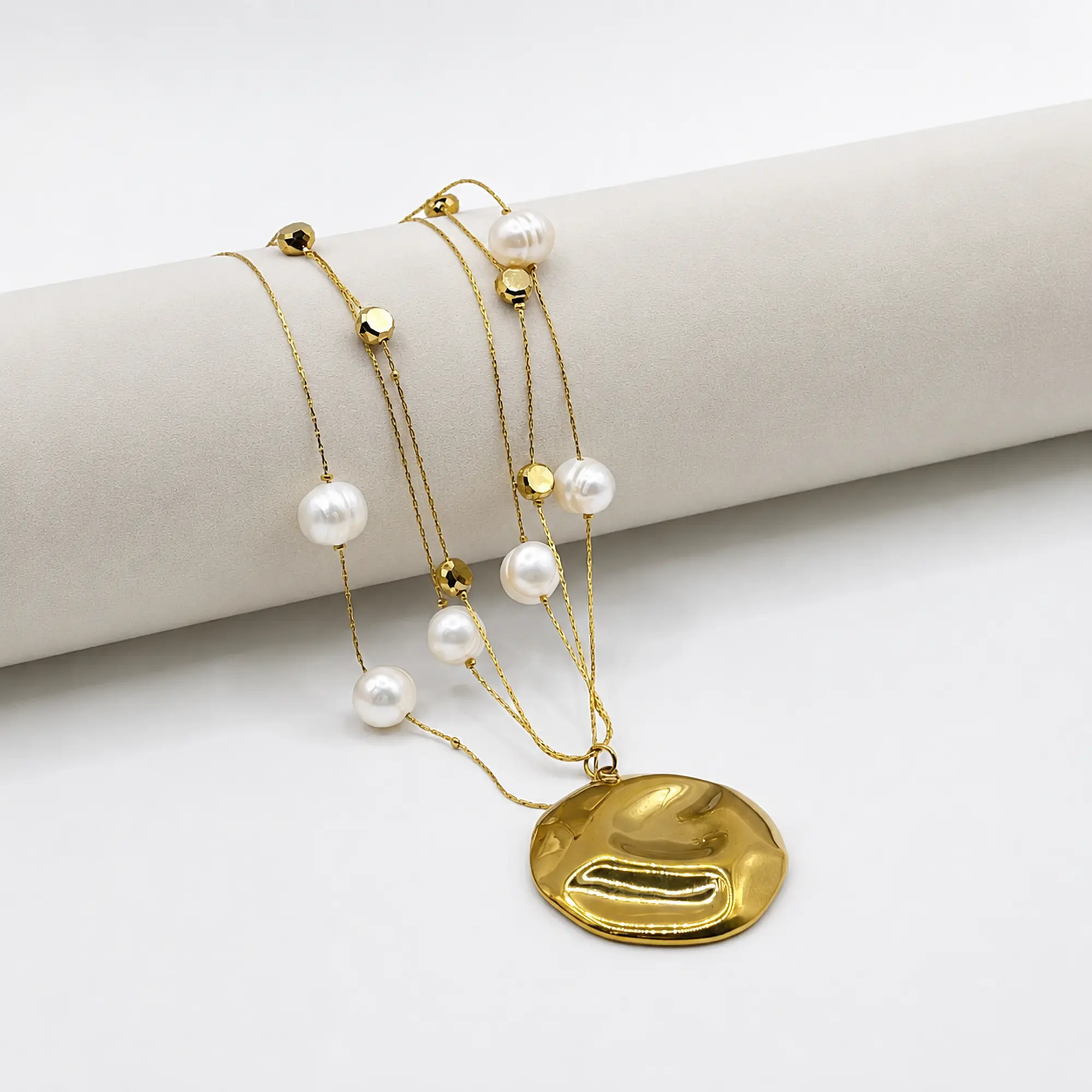 Collar de acero quirúrgico dorado con perlas de río y dije orgánico 2