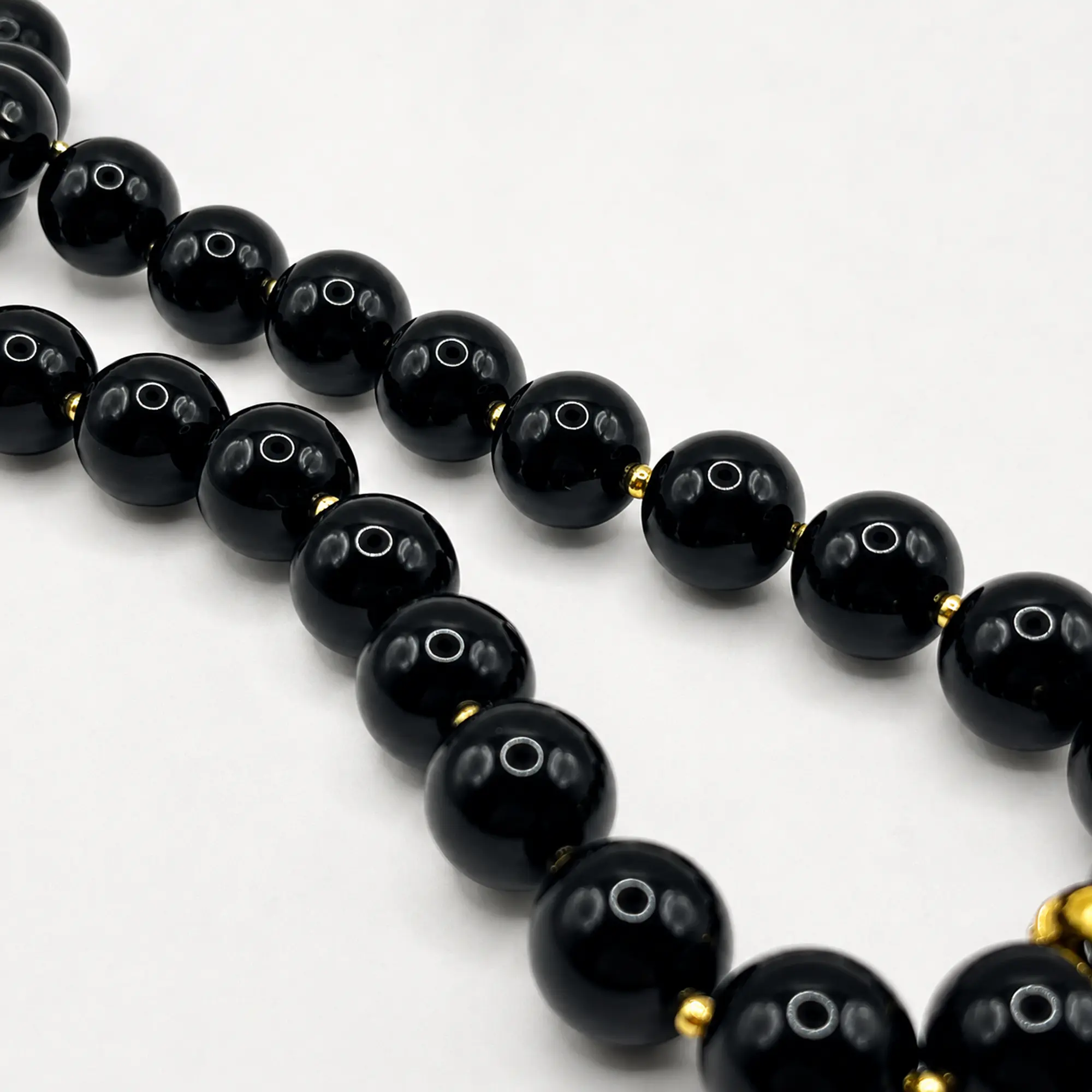 Collar de acero quirúrgico y esferas negras con medallón de león  3