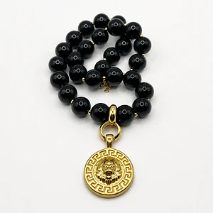 Collar de acero quirúrgico y esferas negras con medallón de león 